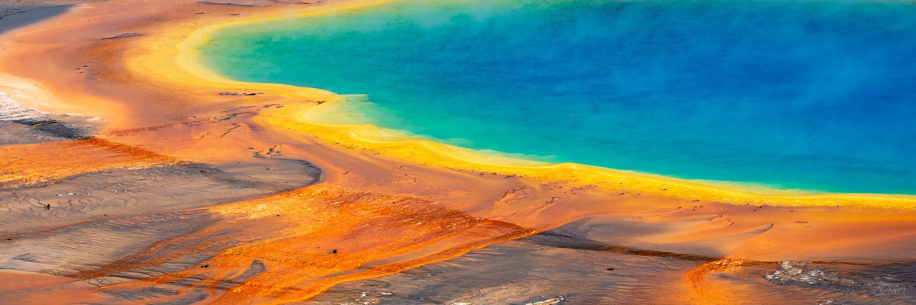 Grand Prismatic spring in Yellowstone